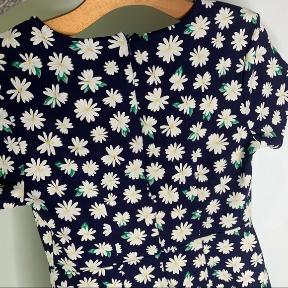 Old Navy Daisy Print Dress - Picture 5 of 9